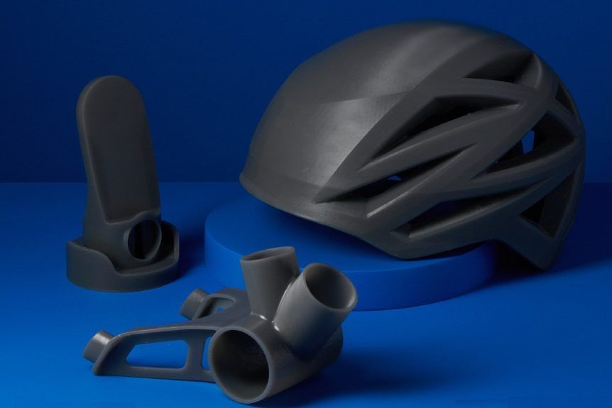 Шлем и другие прототипы изготовленные на фотополимерном принтере