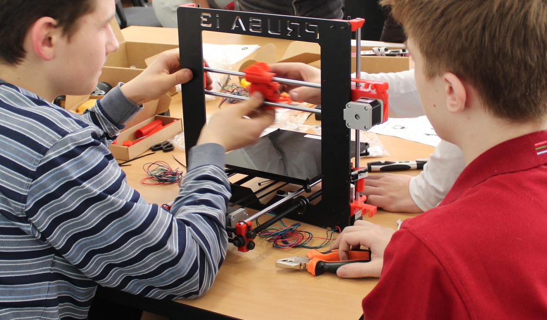 Дети собирают 3D-принтер