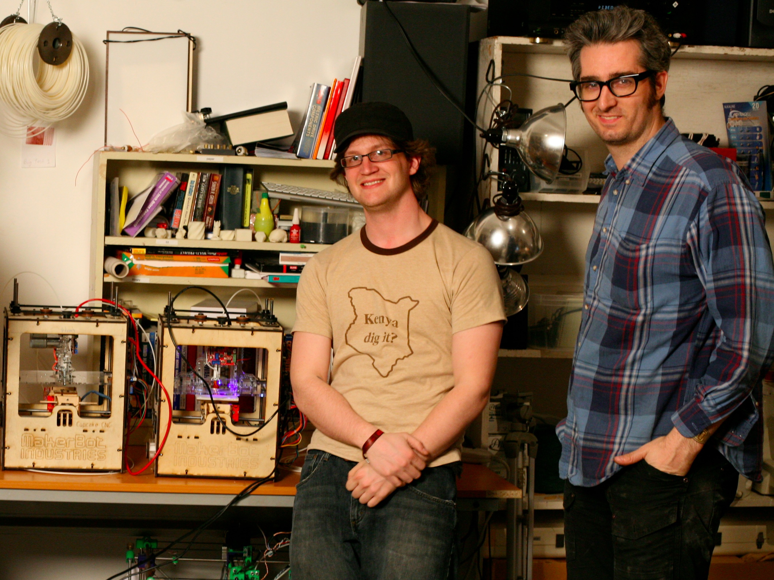 Основатели MakerBot Зак Смит и Бре Петтис с финальными прототипами MakerBot Cupcake