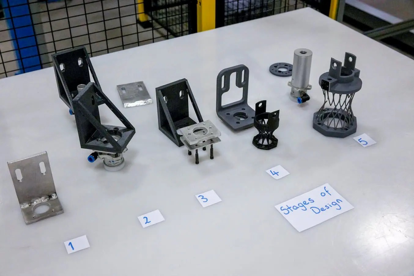 Различные этапы разработки захвата для манипулятора, распечатанные на SLA 3D-принтере