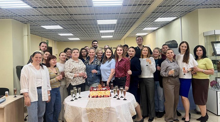 С днём рождения, «Цветной мир»!